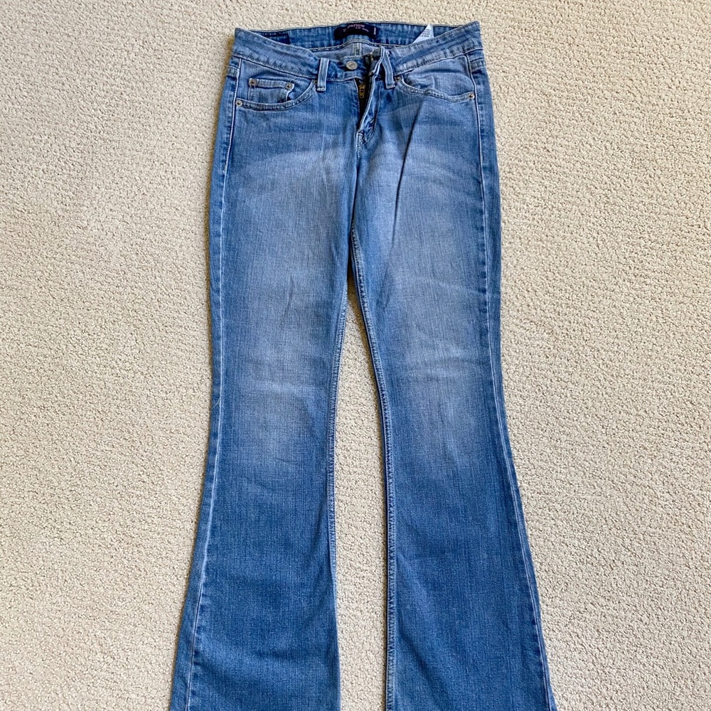 Light wash Levis jeans!